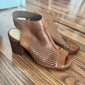 Vince Camuto size 7 Peep Toe Shooties